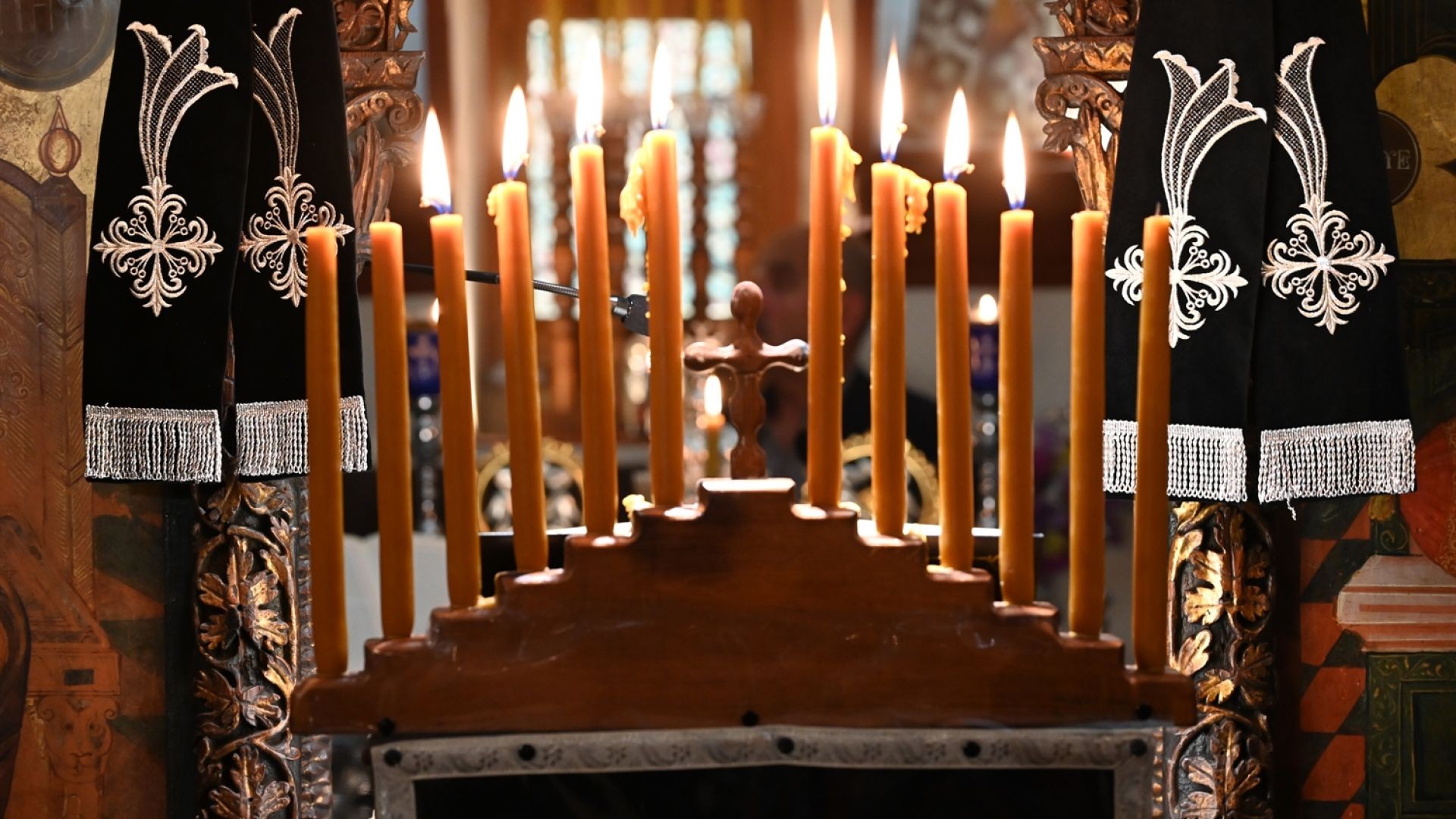 ⁣⁣Holy Week in Mykonos Ακολουθία των Αγίων & Αχράντων Παθών Τέταρτο Ευαγγέλιο [Video]