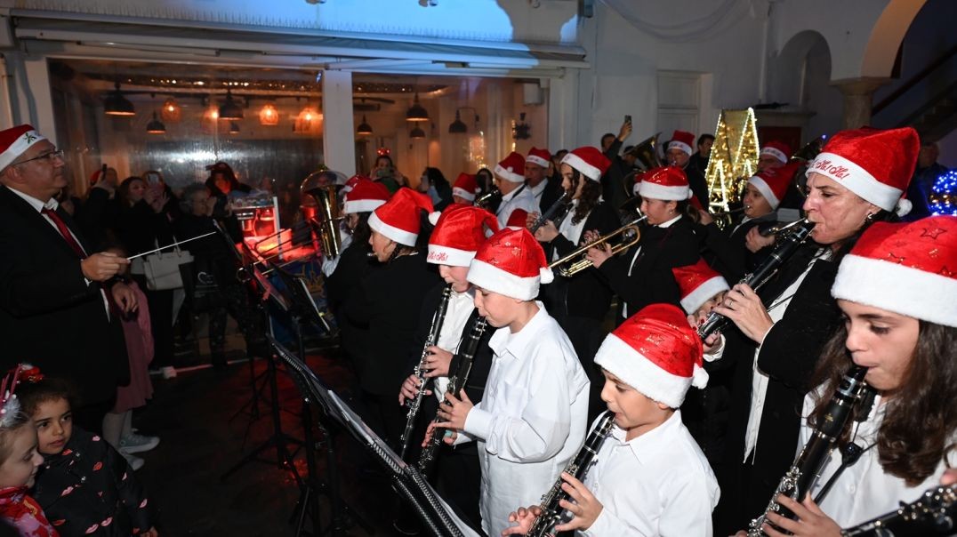 ⁣Μια νύχτα αγάπης στο νησί των ανέμων: Το «φωτεινό» άνοιγμα Βερώνη και η μελωδική γιορτή [video]