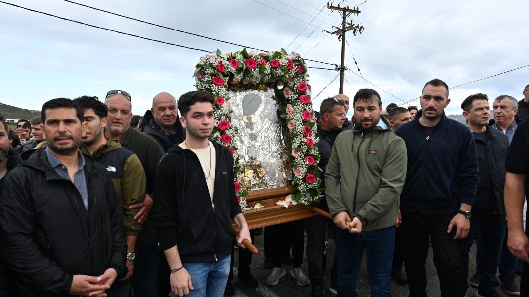 Η Καταρρακτώδης βροχή δεν λύγισε τη Μύκονο: Πλήθος Μυκονίων κάθε ηλικίας συνόδευσε με κατάνυξη την Ιερά Εικόνα της Παναγίας Τουρλιανής από τη Χώρα στην Άνω Μερά [video]