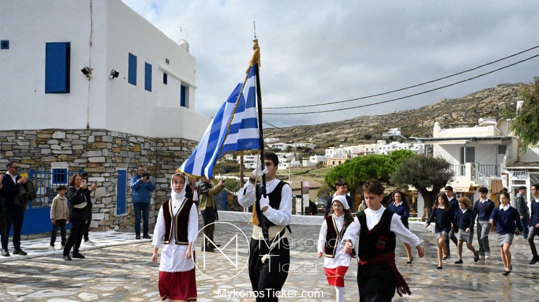 ⁣Άνω Μερά: Περήφανη παρέλαση των σημαιοφόρων στη Δημοτική Πλατεία υπό τους παιάνες της Φιλαρμονικής