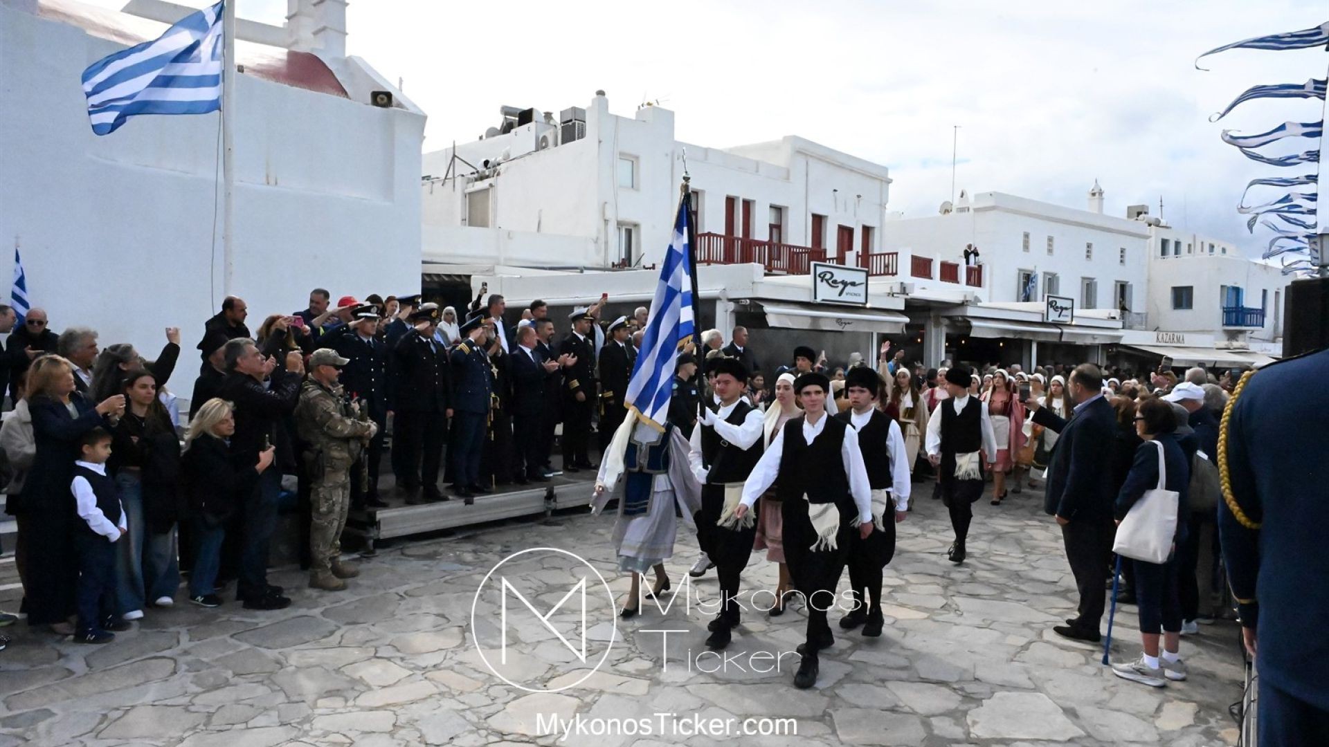 ⁣28η Οκτωβρίου στη Μύκονο - Η παρέλαση των σημαιοφόρων των σχολείων στην Ημέρα του «ΟΧΙ»